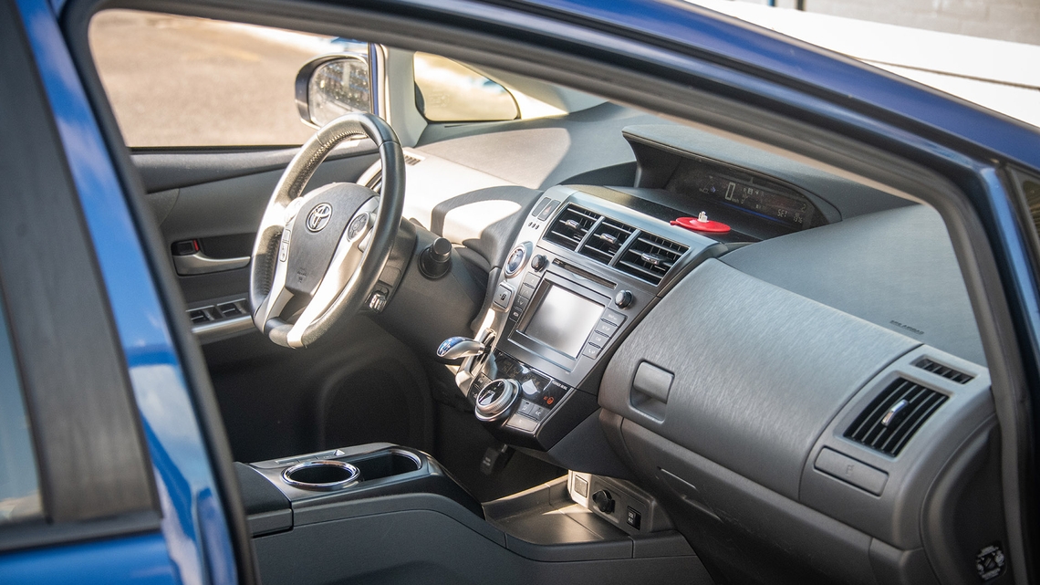 Toyota-PriusPlus-interieur-voorzijde-deur-stuur